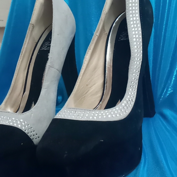 Heels - Picture 2 of 3